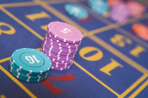 okbos86 mobile app showing sportsbook and live-dealer options